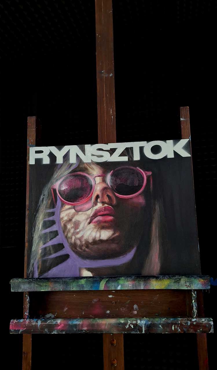 Obraz olejny Tomasza Pilikowskiego „Rynsztok” – współczesne malarstwo przedstawiające portret kobiety w różowych okularach na sztaludze w pracowni