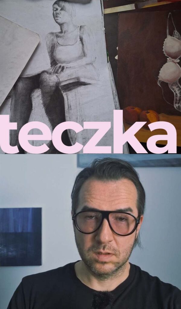 Teczka na ASP – prowadzący omawia przykładowe prace przygotowane na egzamin wstępny