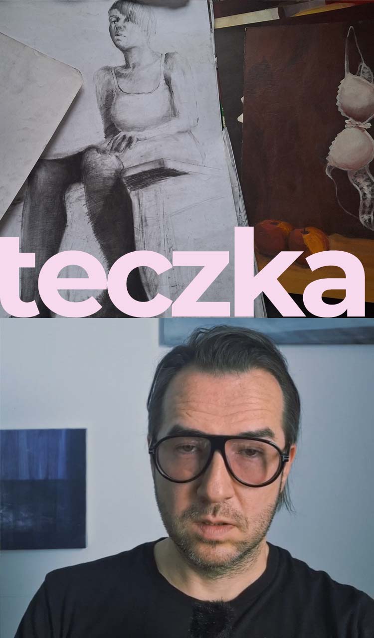 Teczka na ASP – prowadzący omawia przykładowe prace przygotowane na egzamin wstępny
