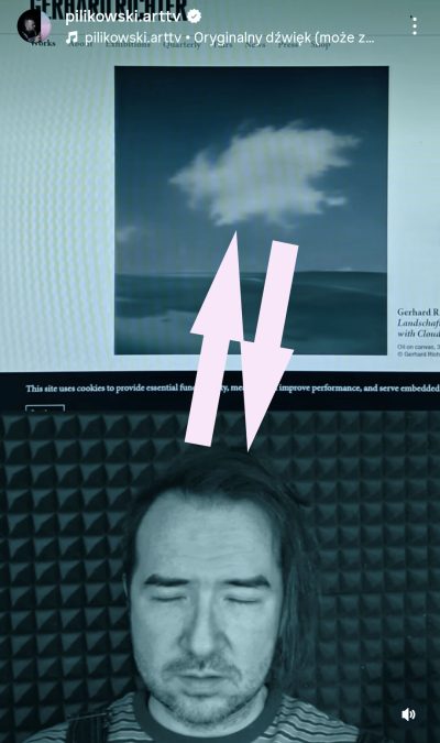 Czarno-biały portret Tomasza Pilikowskiego na tle paneli akustycznych, kadr z artystycznego nagrania artTV inspirowanego estetyką internetu i współczesnego malarstwa